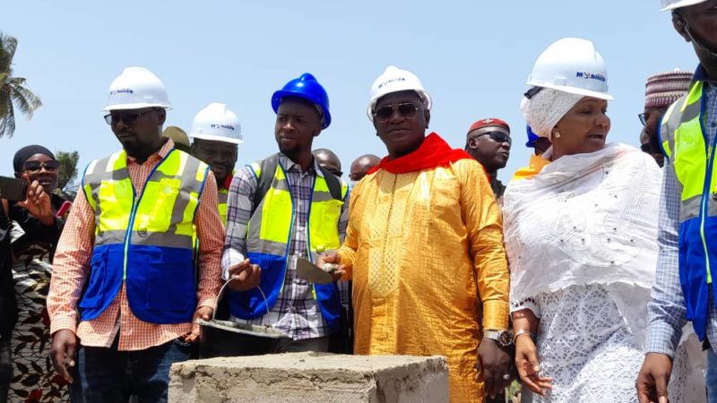 Dixinn Port: Guillaume Hawing pose la pierre de la construction d’une école primaire moderne.