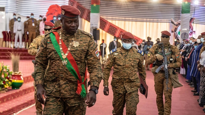 Coup d’État au Burkina: le point sur les négociations qui ont mené à la démission de Damiba