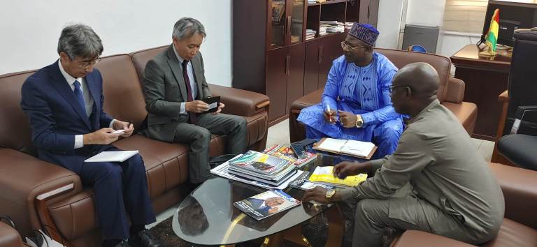 L’ambassadeur de Japon en visite de courtoisie chez le ministre de l’Energie Aly Seydouba Soumah