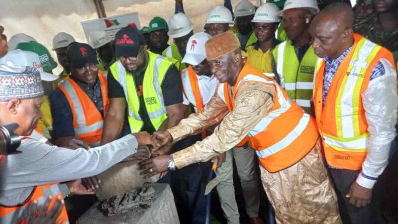 Ecole Petit Simbaya : Djiba Diakité preside la cérémonie de pose de la première pierre