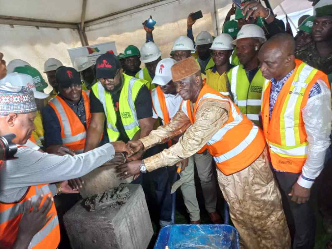 Ecole Petit Simbaya : Djiba Diakité preside la cérémonie de pose de la première pierre