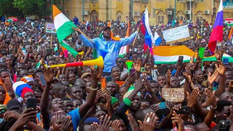 Niger: des milliers de partisans de la junte rassemblés à Niamey et à Agadez