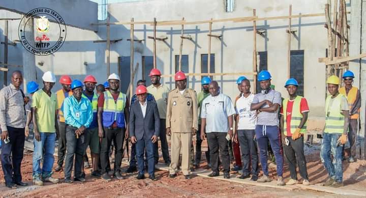 KANKAN : LE MINISTRE JULIEN YOMBOUNO VISITE UN CHANTIER DE LA CNSS.