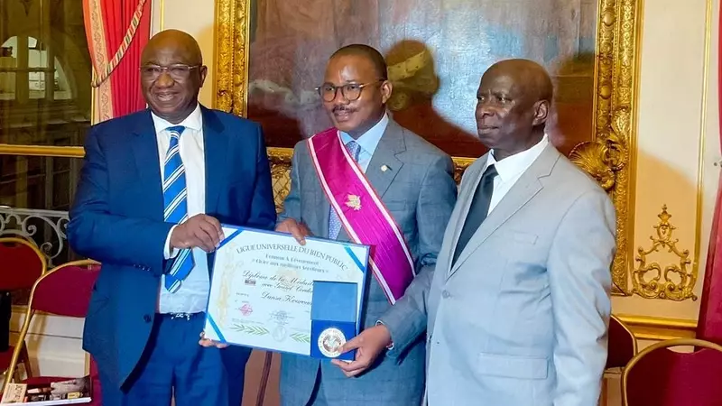 Paris : Dr Dansa KOUROUMA reçoit une haute distinction au Palais de Luxembourg (siège du Sénat français)