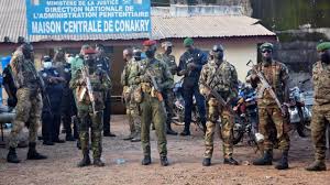 Urgent : Trois prisonniers se seraient évadés de la maison