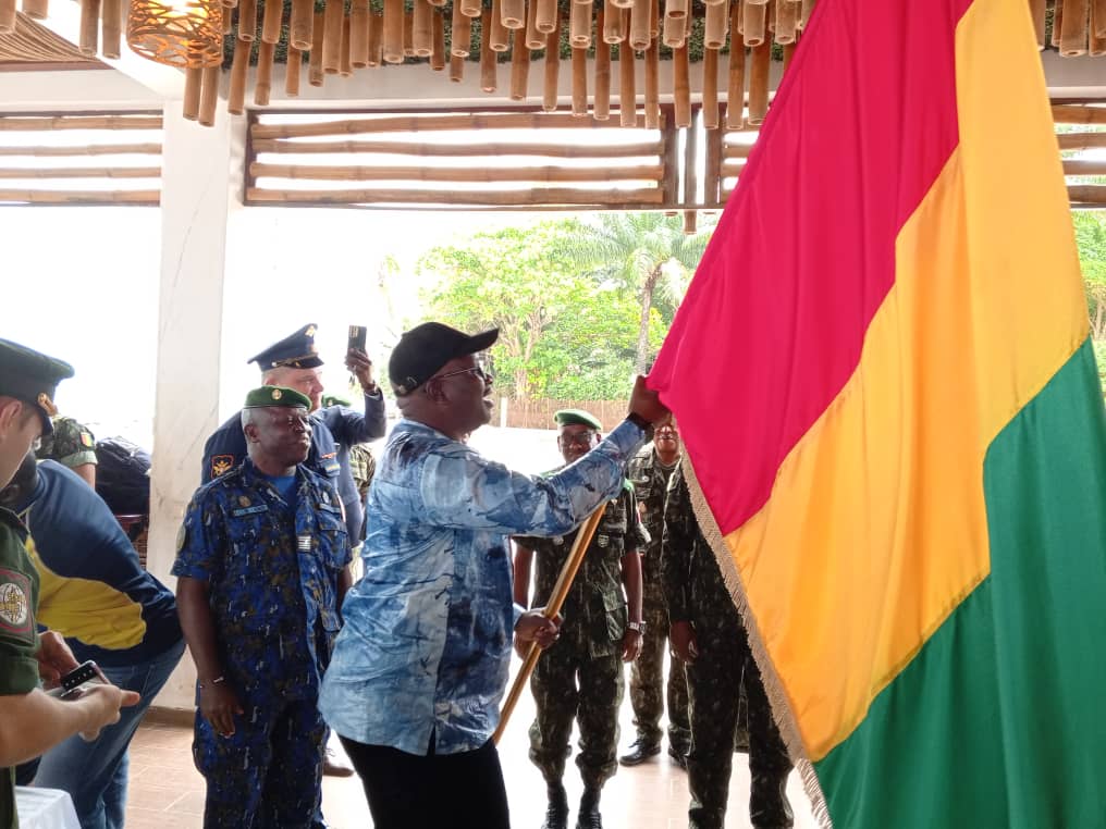 Festival international de la musique militaire à Moscou : le tricolore guinéen remis aux Amazones de Guinée.