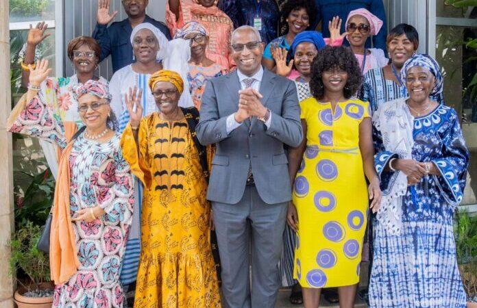 Le premier ministre amadpu Oury Bah salue l’engagement des femmes  éducatrices.