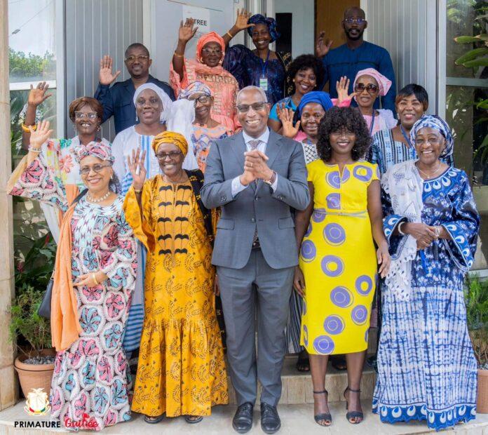 Le premier ministre amadpu Oury Bah salue l’engagement des femmes  éducatrices.