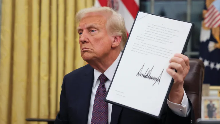 Droits de douane : Donald Trump annonce 35 % de surtaxes sur les produits canadiens au 1ᵉʳ août