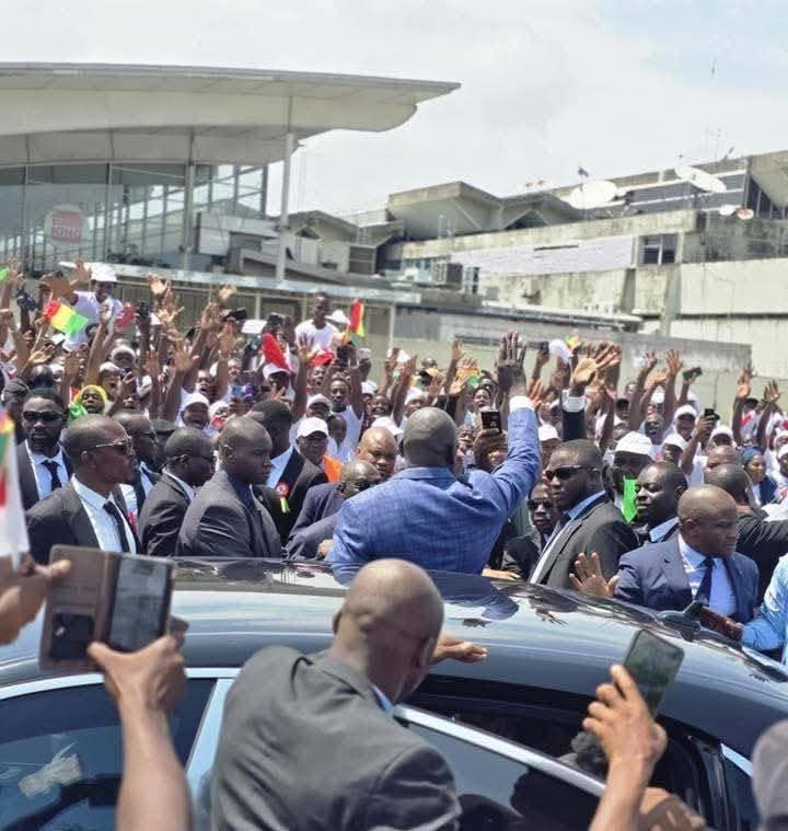Abidjan : le Général Mamadi Doumbouya accueilli par une forte communauté guinéenne