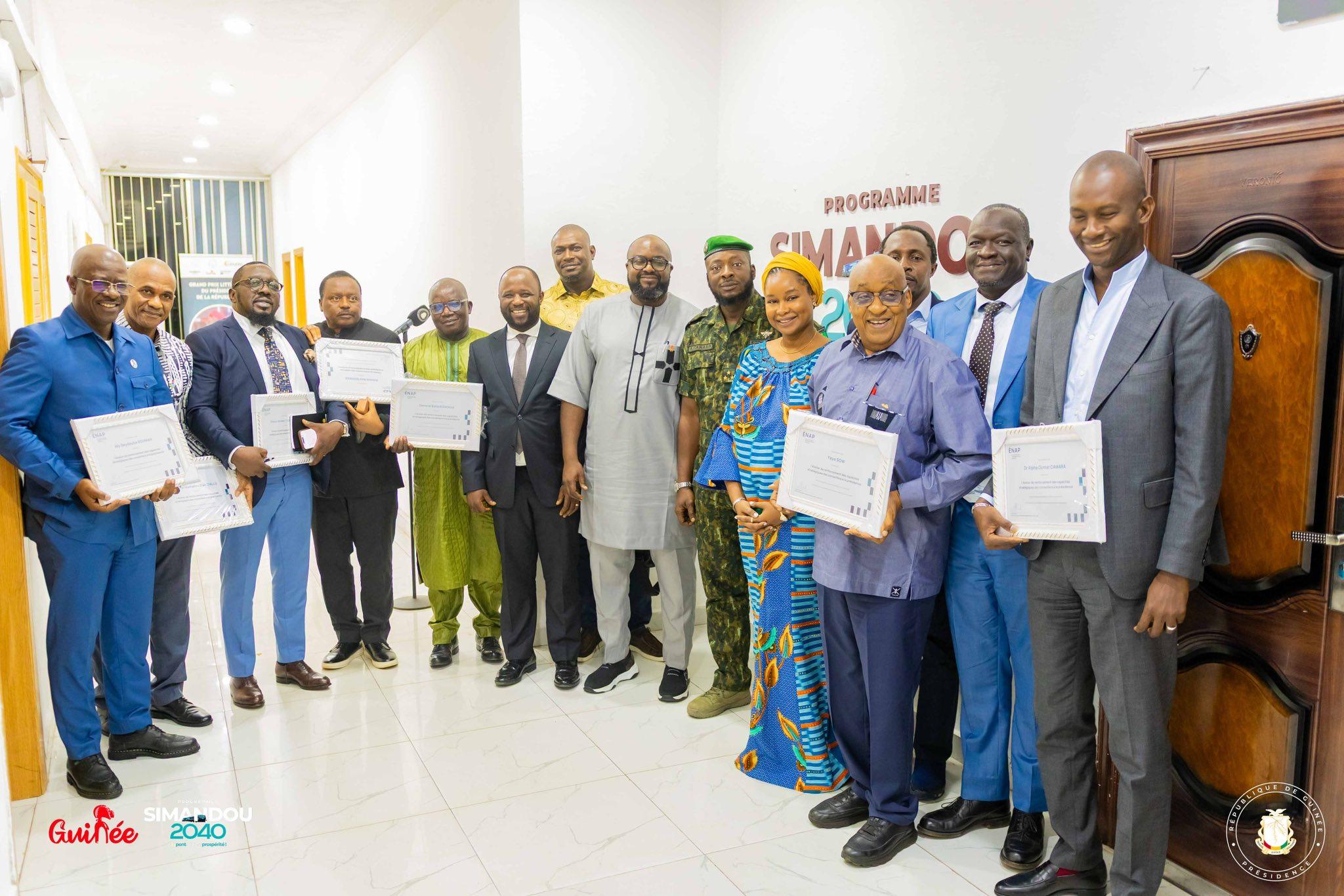 Simandou Academy: Le Général Amara CAMARA a présidé avec Djiba DIAKITÉ, la cérémonie de remise de satisfécits aux conseillers de la Présidence