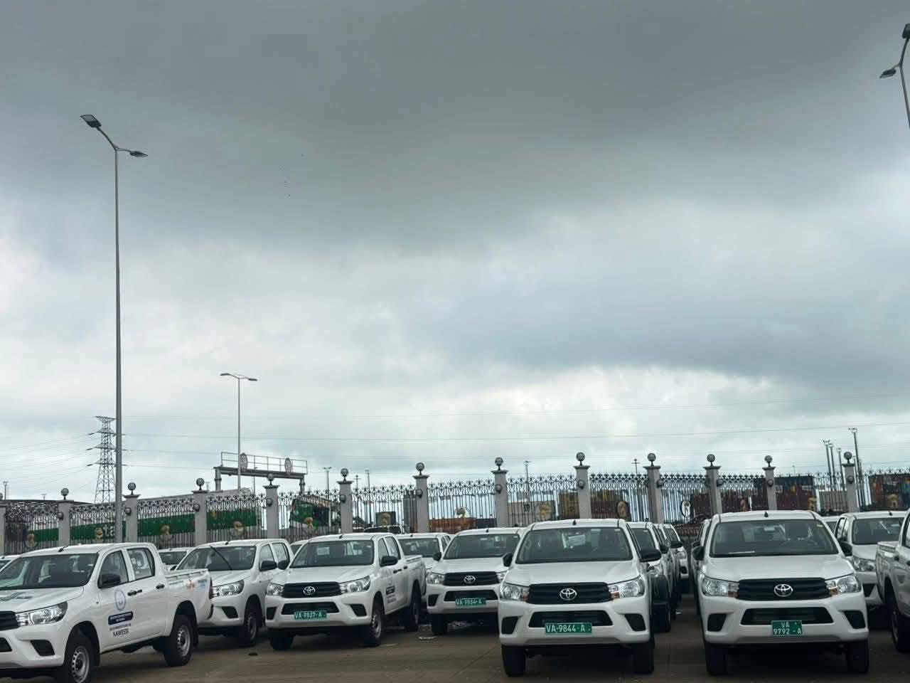 Guinée : le Gal Mamadi Doumbouya  offre des véhicules aux sous-préfet 
