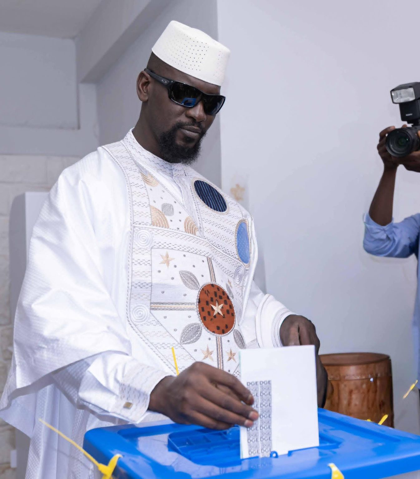 Présidentielle 2025 : Mamadi Doumbouya vote à Kaloum et appelle à une Guinée « unie et stable »