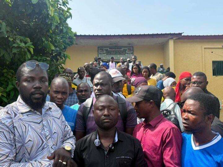 Crise dans l&rsquo;éducation à Conakry : les enseignants contractuels appellent au boycott des classes et accusent les syndicats de « trahison »