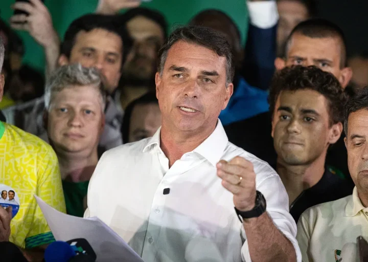 Présidentielle au Brésil: Flavio Bolsonaro en fuite après sa défaite face à Lula
