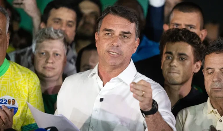 Présidentielle au Brésil: Flavio Bolsonaro en fuite après sa défaite face à Lula