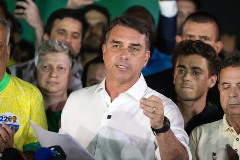 Présidentielle au Brésil: Flavio Bolsonaro en fuite après sa défaite face à Lula